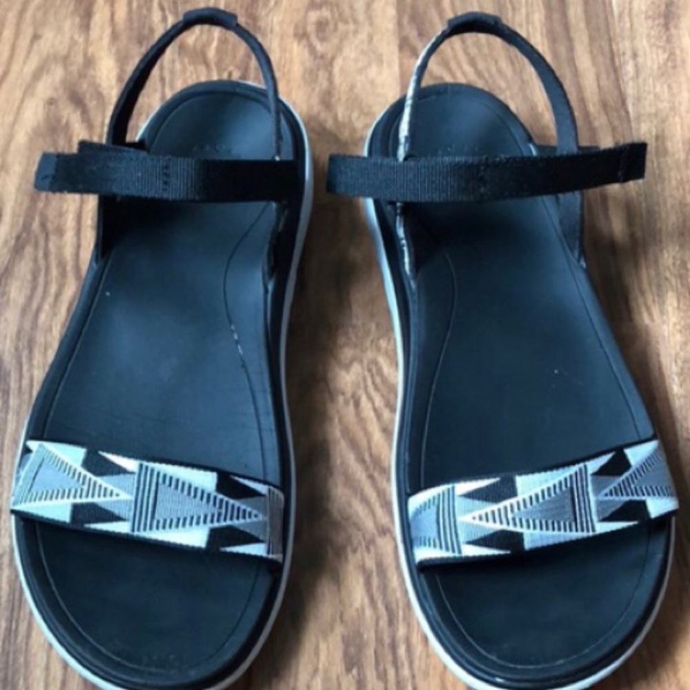 WOMENS TEVA SANDALS SIZE 7.  Excellent condition!